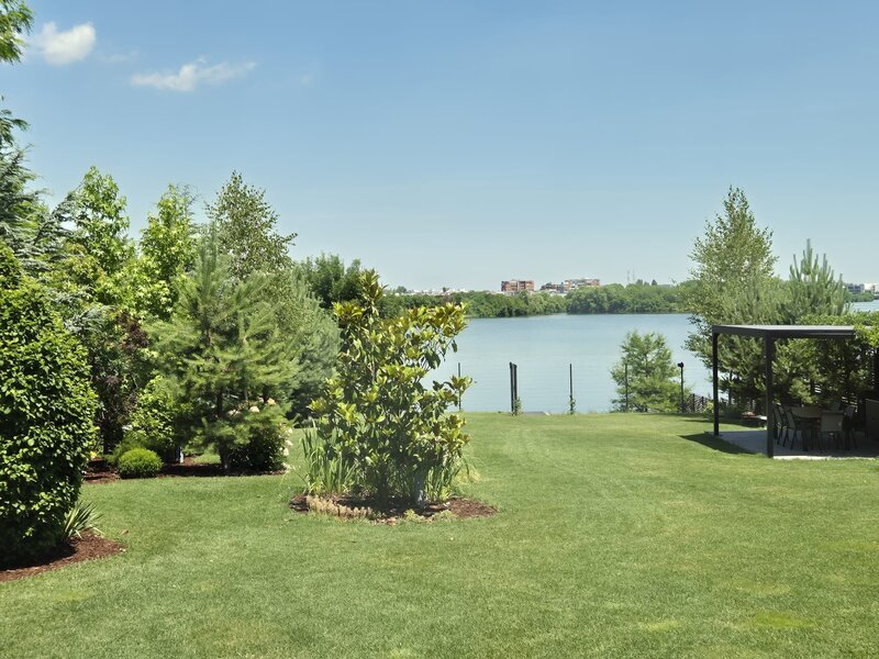 Sector 1, Bucuresti, Smart Home nZEB spectaculoasa cu deschidere lac, teren 2.000 mp